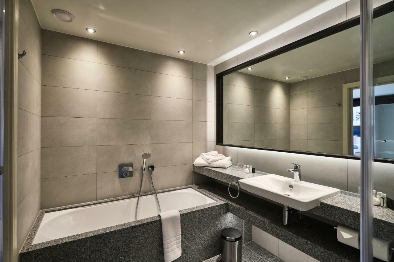 Llanerch Vineyard Hotel Hensol Extérieur photo